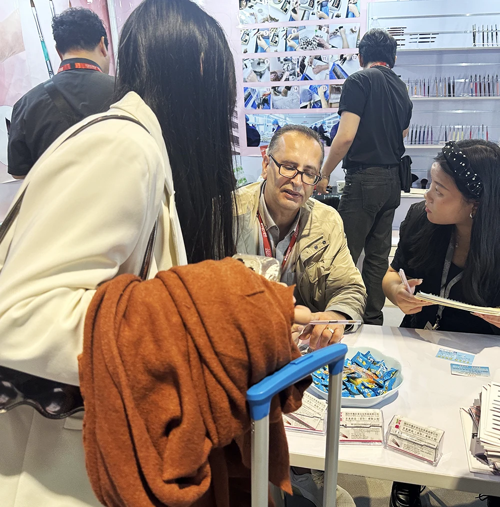 Cosmoprof HK 2024, encontrou muitos pincel de unhas antigas e novas.